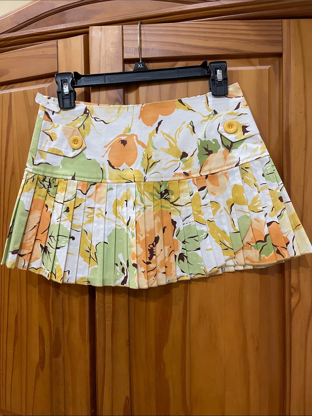 NWOT~ Y2K AZIZ Pleated Floral Mini Skirt in White with Orange & Green Accents
